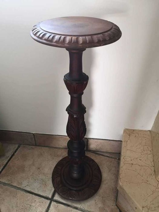 Antiga coluna em madeira