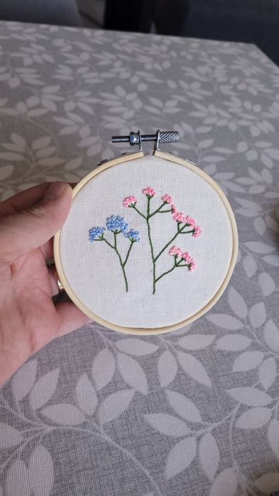 Decoração bordado - ramos de flores rosa e azul