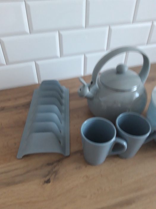 Czajnik, kubki, osuszacz i stojak .