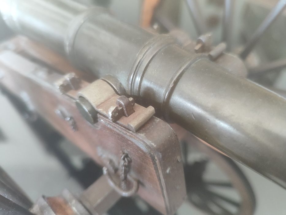 Modelo de canhão em bronze.