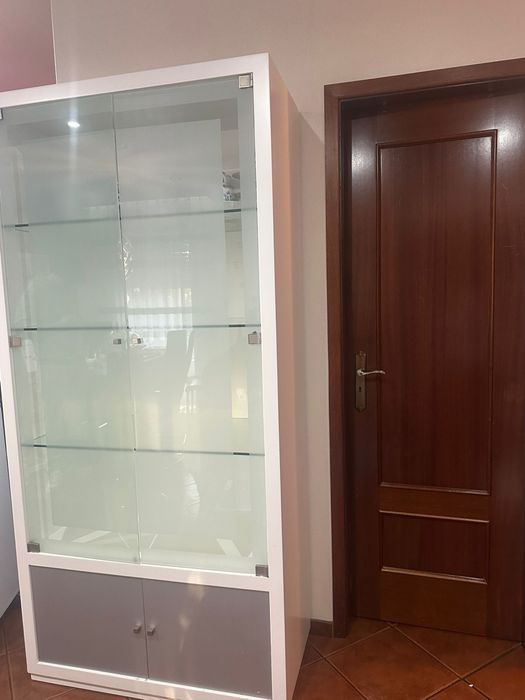 Movel branco com portas de vidro