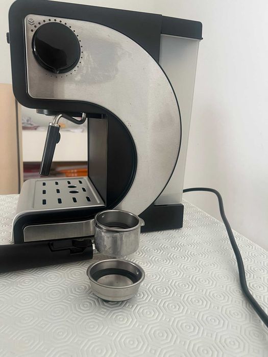 Máquina de Café Manual UFESA CE7141 (15 bar - Café moído e pastilhas)