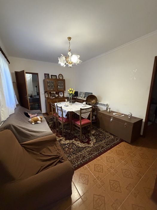 T1 em r/ch de casa habitada