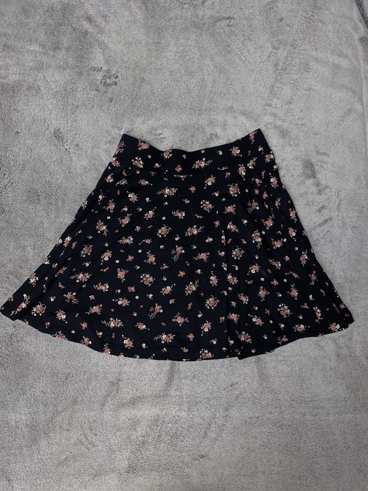 Czarna spódniczka na gumce w kwiatki
