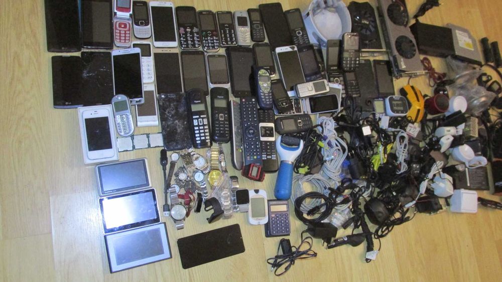 Telefony karty graficzne zasilacze piloty ponad 120szt