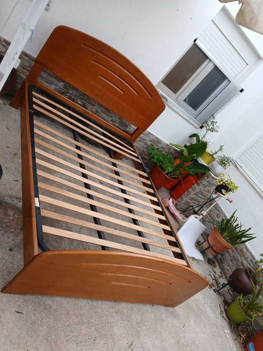 Cama de casal em madeira maciça...