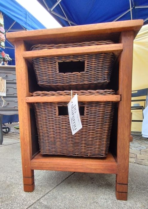 Stylowa drewniana szafka z plecionymi koszami | naturalna | vintage