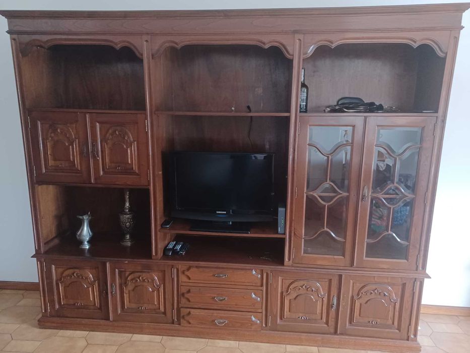 Movel de sala em madeira maciça.