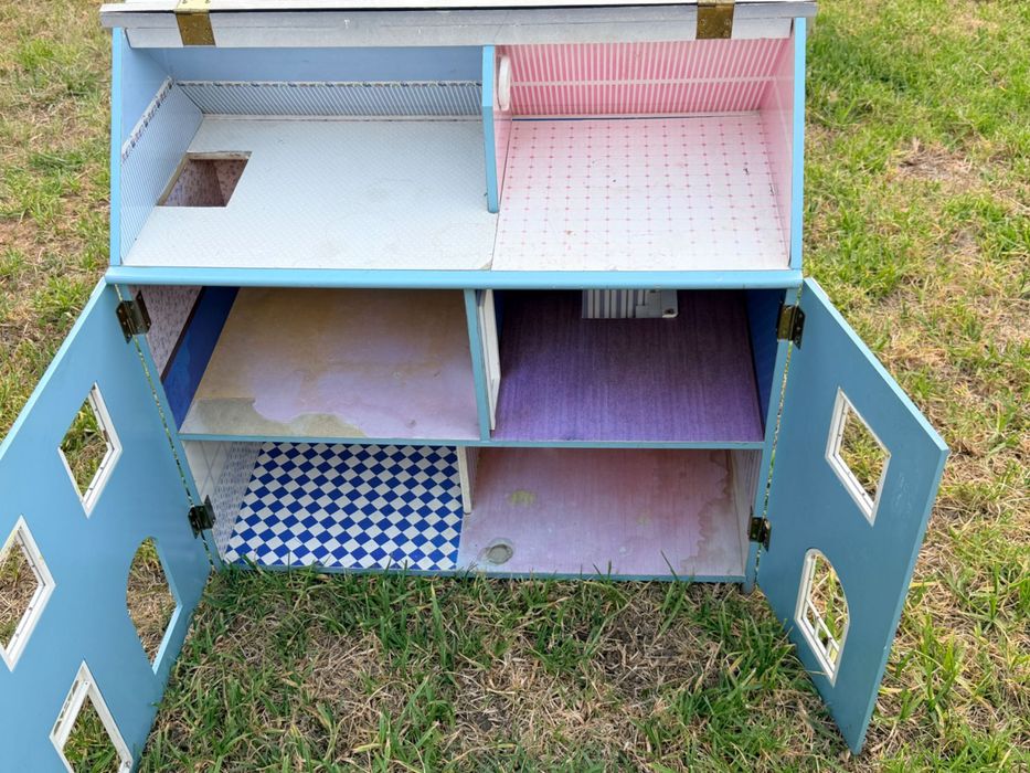 Casa de bonecas antiga para restaurar