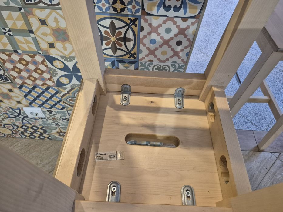 Cadeiras altas com bancada em Madeira natural