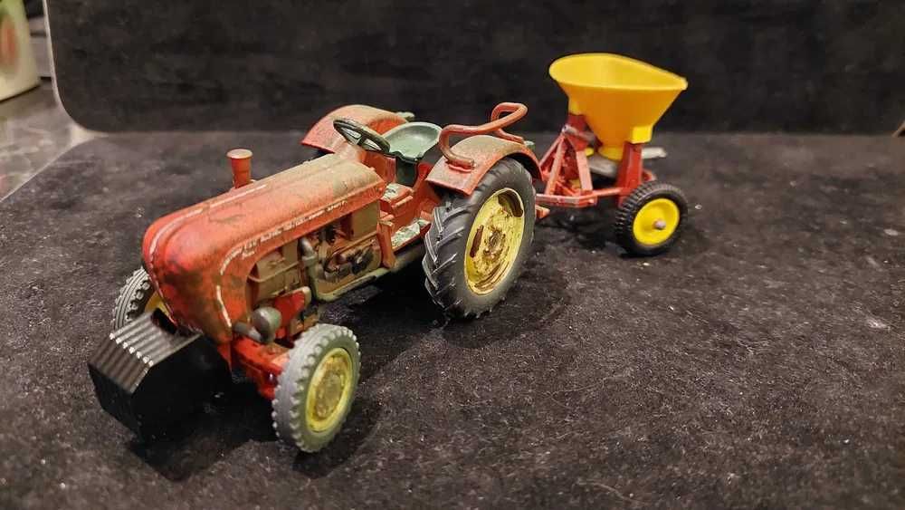 Siku 4458 Porsche Diesel Super 308 z rozrzutnikiem nawozu  1:32