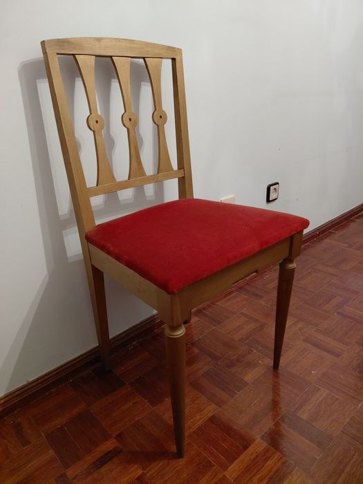 Cadeira antiga com assento em veludo