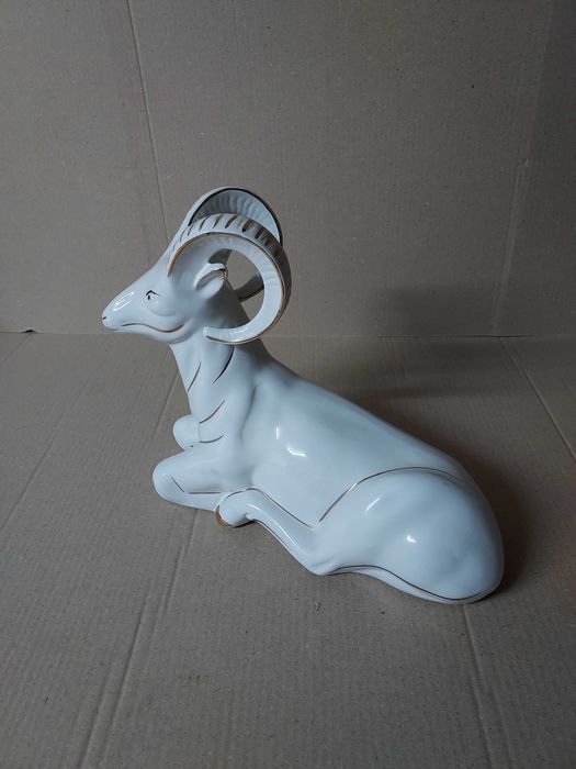 Veado em Cerâmica – Peça Decorativa Clássica