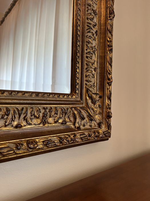 Espelho em moldura de madeira dourada