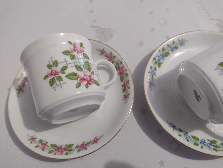 Dwie filiżanki ze spodkami