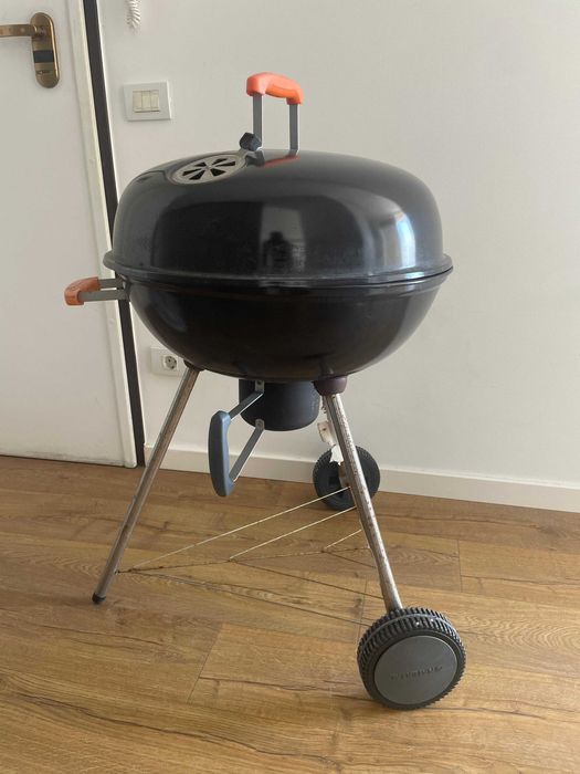Churrasqueira a carvão com rodas e capa – grande (57 cm)