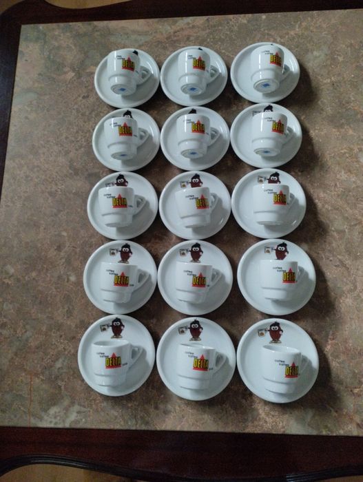 Chávenas de café com pires