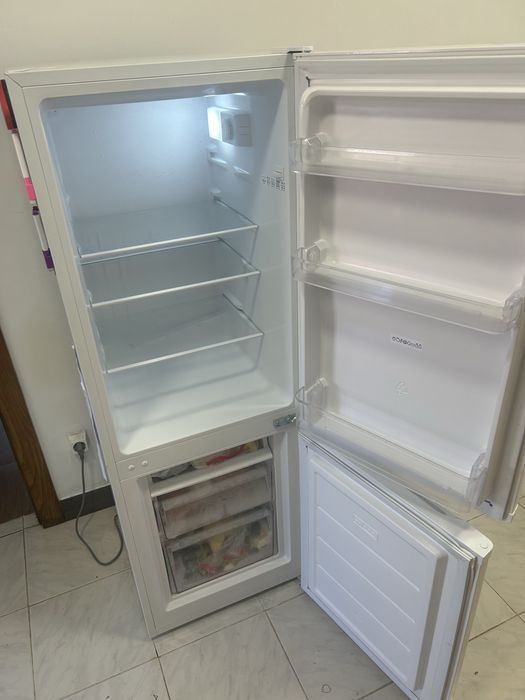 Geladeira 315 litros total 120€  / movel de tv 60€ / secretaria 60€