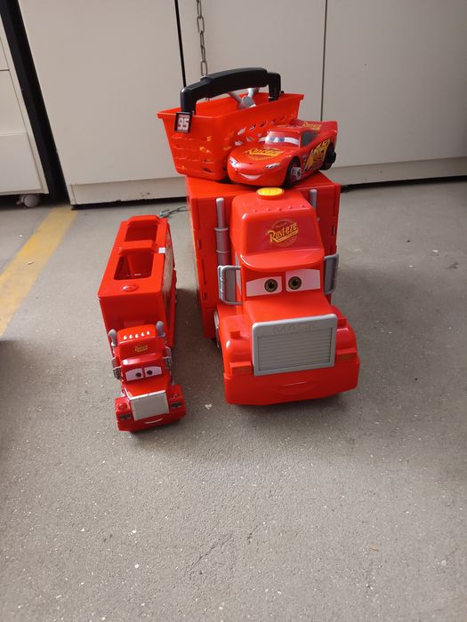 Disney Pixar Cars Original – Mack Transportador + Faísca McQueen + Lote de Brinquedos