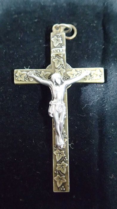 Crucifixos antigos em metal