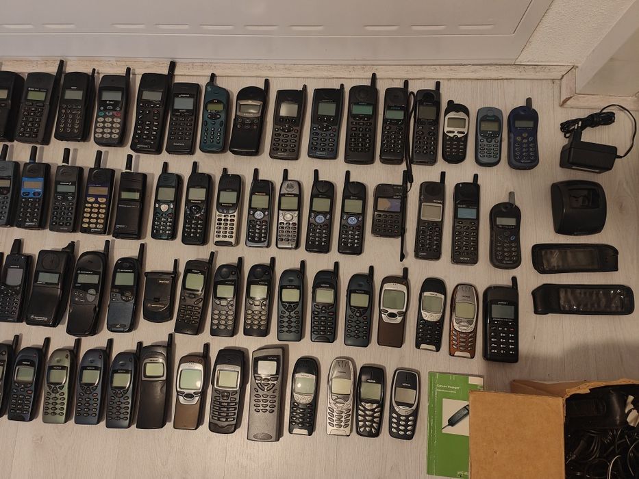 78 zabytkowych telefonów komórkowych – Nokia, Ericsson, Siemens, Sony.