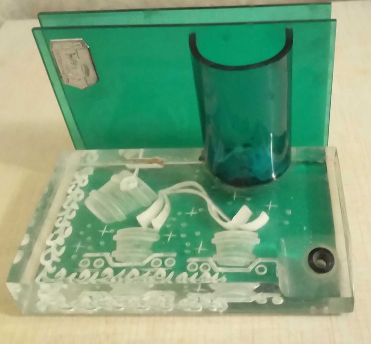 Подставки на письменный стол для ручек.