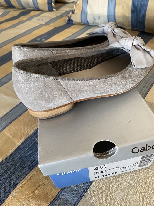 Sapatos marca gabor com buqueira prateada e com laço em seda