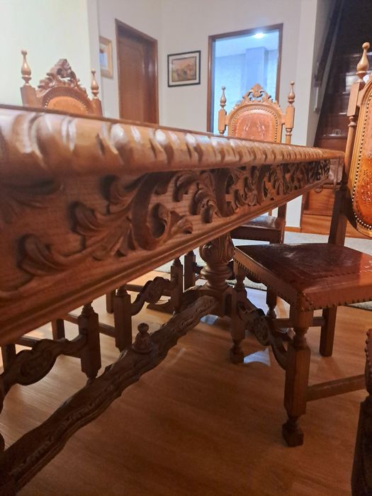 Mesa e cadeiras de sala em madeira de castanho. Bonita lacada /verniz