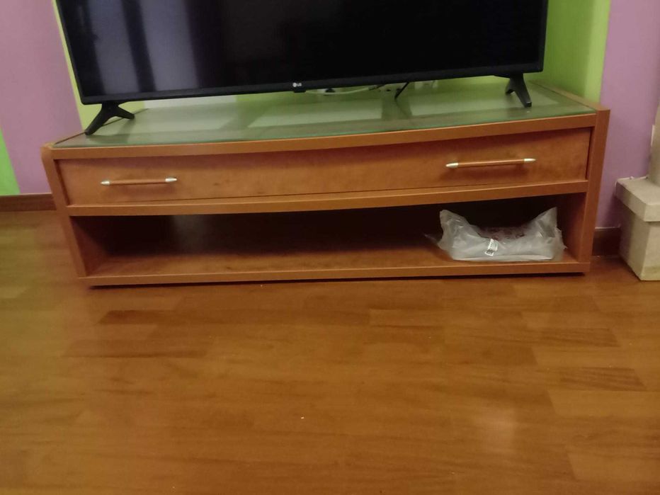 Móvel de Tv em madeira impecável com vidro
