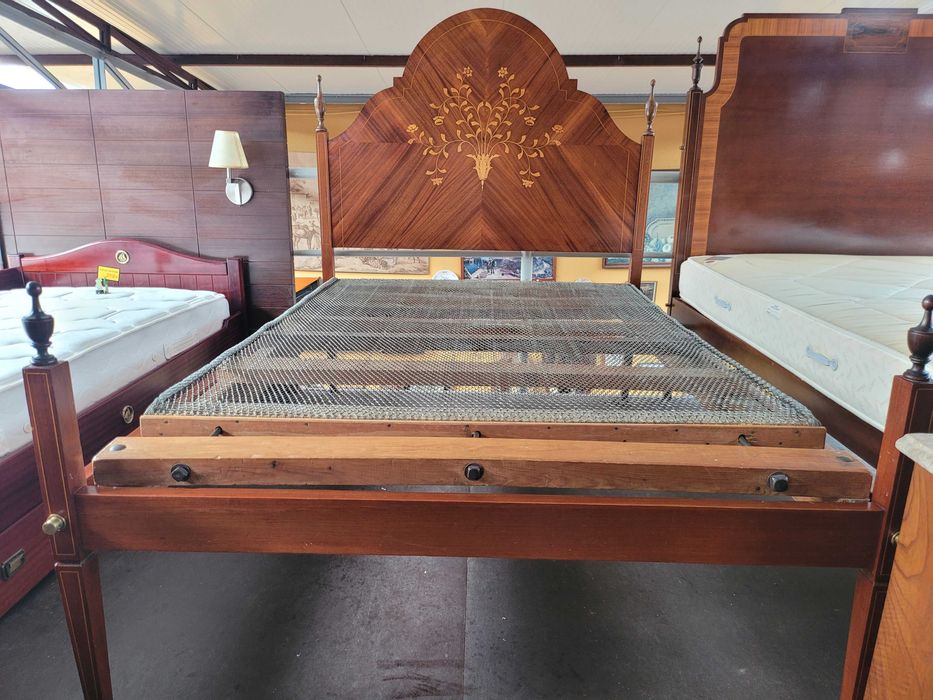 Cama em madeira maciça estilo D. Maria com estrado e colchão - Muito