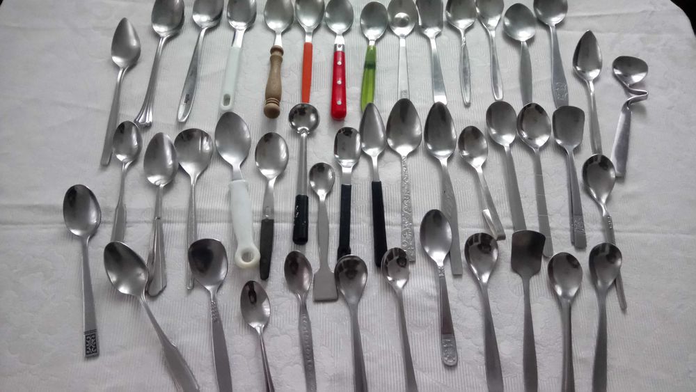 Различные столовые приборы.