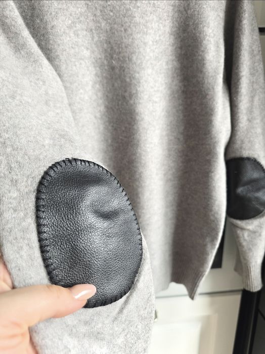 Męski sweter w serek kaszmirowy r.S wełniany szary z łatami