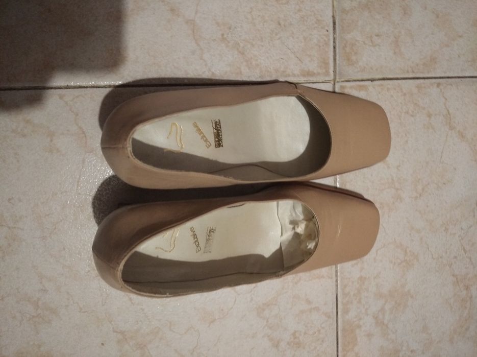 Sapatos beges tamanho 37