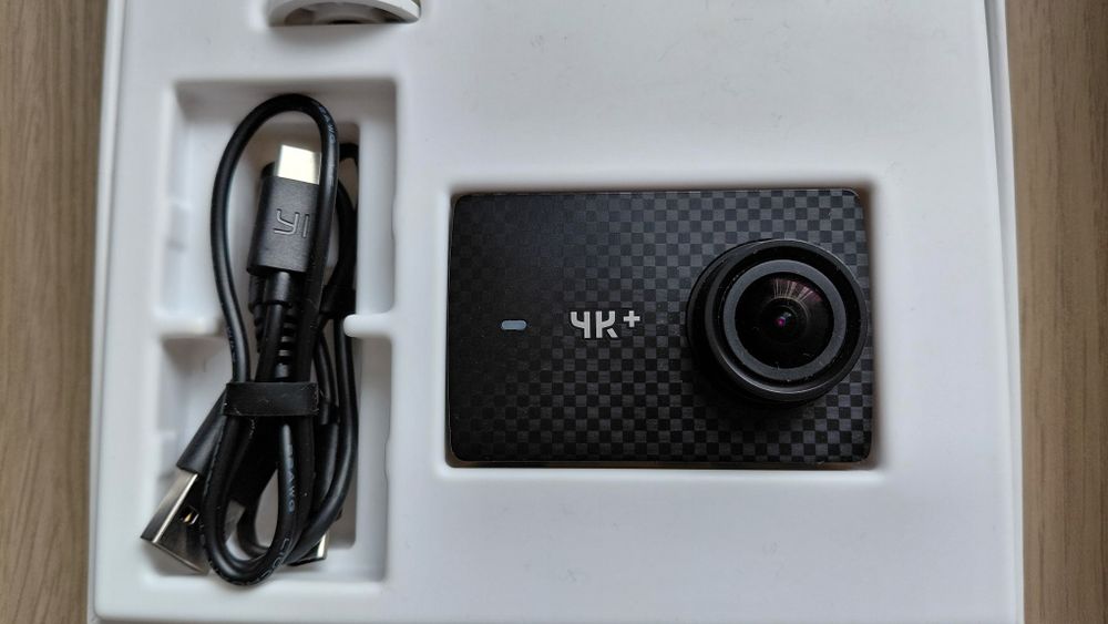 Kamera Xiaomi YI 4K+ z obudową wodoszczelną i pływakiem.
