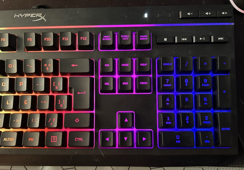 Teclado Hiper X Alloy Core RGB, com layout em espanhol