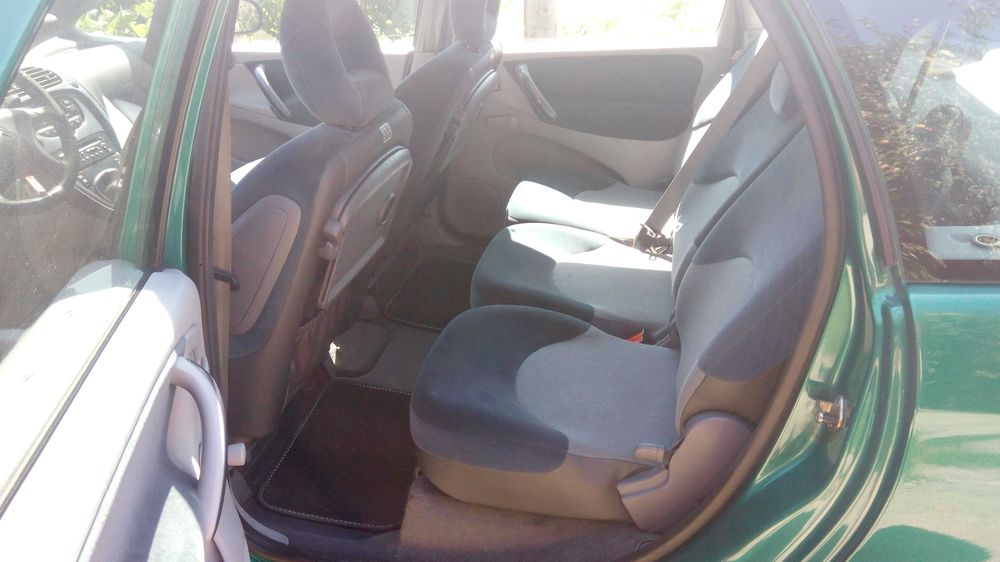 Задний ряд сидений Citroen Xsara Picasso.