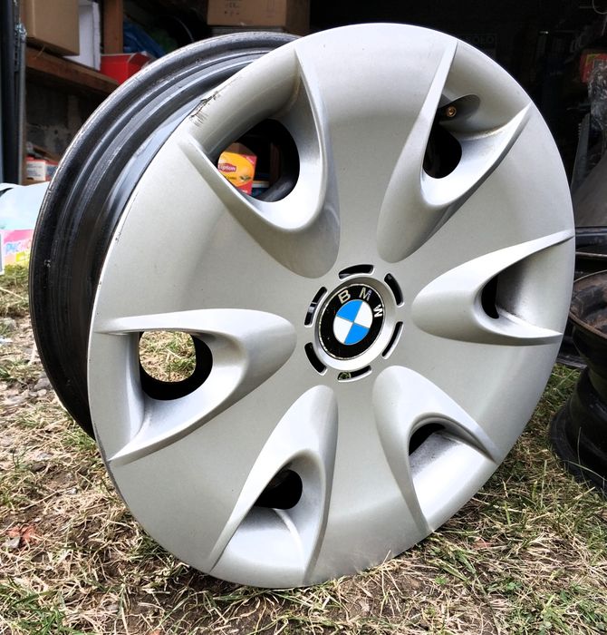 Felgi stalowe marki BMW wraz z kołpakami