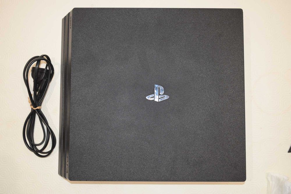 PS4 Pro (1TB) +  2 Comandos + Suporte + EAFC 25