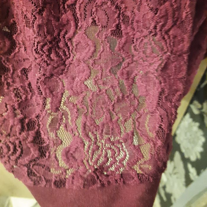 Bordowa bluza z koronką