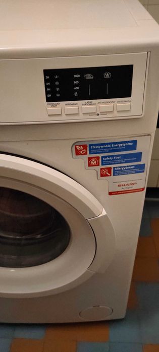Pralka Sharp mało używana z 2022 roku.