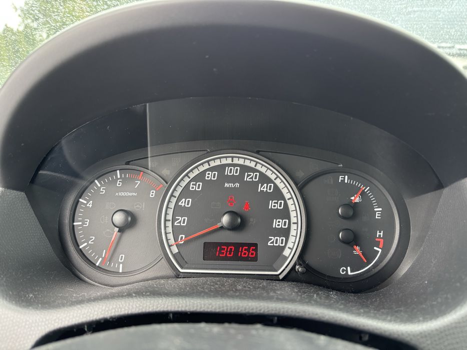 Suzuki Swift 1.3 benzyna 2009 klima,2 komplety kół,130.000 km przebieg