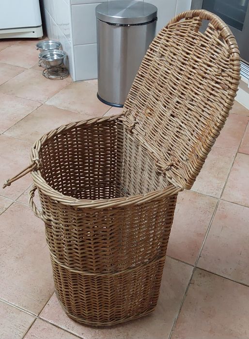 CESTO BONITO EM VERGA,COM TAMPA.Casa,Quarto,Sala,Garagem.,Wc,Cozinha.