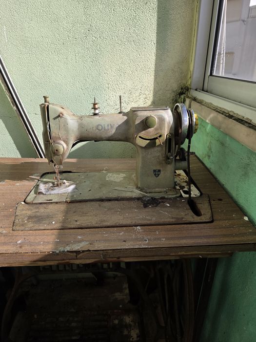 Maquina de costura antiga com estrutura em ferro