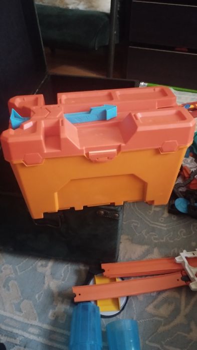 Набор трюков с бочками в чемодане Hot Wheels