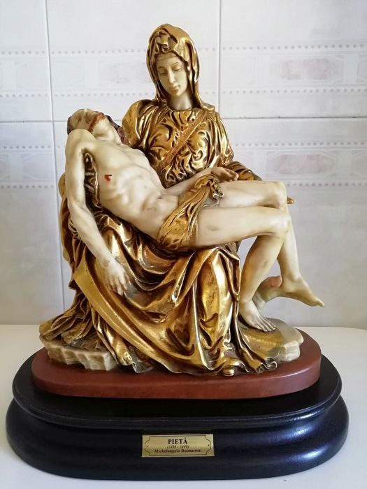 Estatueta La Pietá