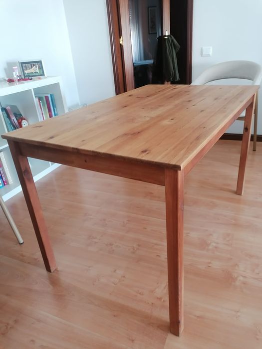 Mesa simples em madeira (120 × 75 × 75 cm)