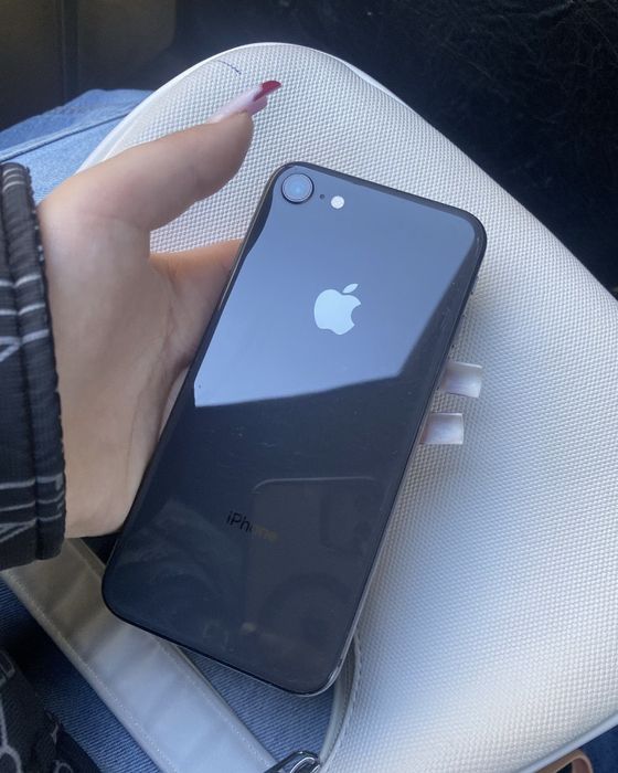 Айфон 8 в хорошому стані