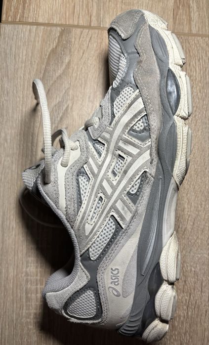 Кросівки  Asics.