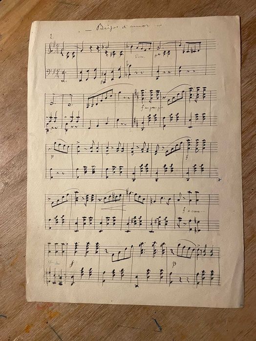 Partitura musical manuscrita antiga, intitulada "Beijos d'amor", classificada - Valsa
