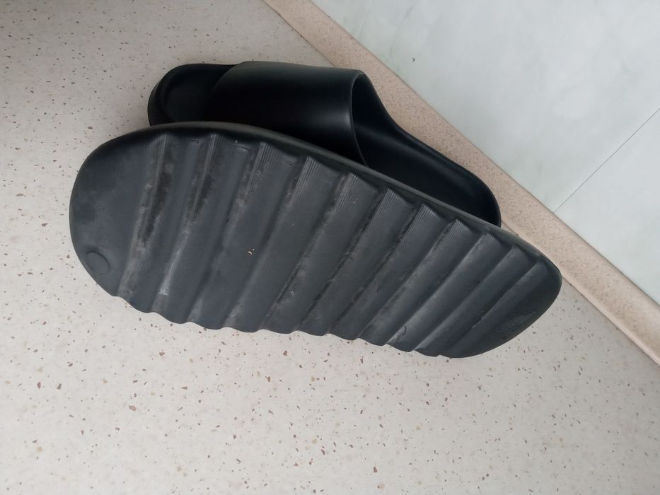 Klapki czarne 42-43 wkładka 25,5 cm